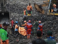Penampakan Petugas Berjibaku Cari Korban Longsor Sampah Bantar Gebang