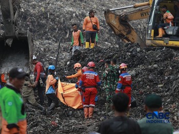 Penampakan Petugas Berjibaku Cari Korban Longsor Sampah Bantar Gebang