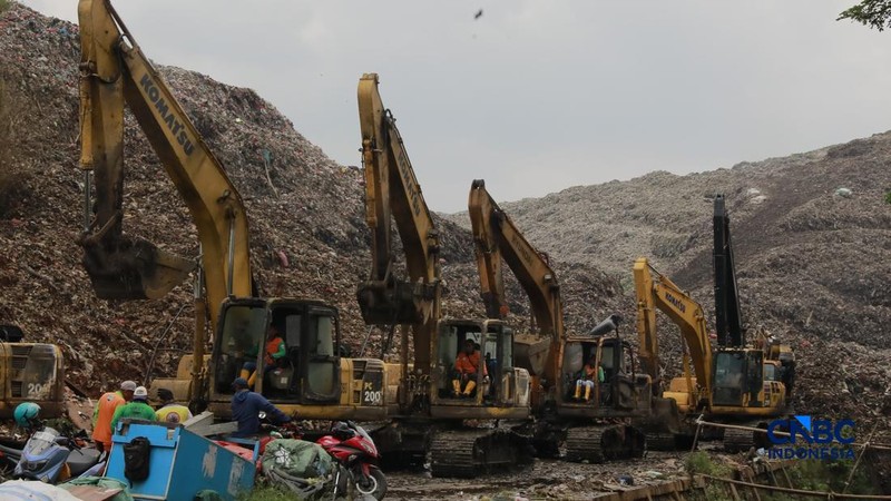 Petugas mengoperasikan alat berat saat melakukan pencarian korban longsor gunungan sampah di Tempat Pengolahan Sampah Terpadu (TPST) Bantargebang, Bekasi, Jawa Barat, Senin (9/3/2026). (CNBC Indonesia/Muhammad Sabki)