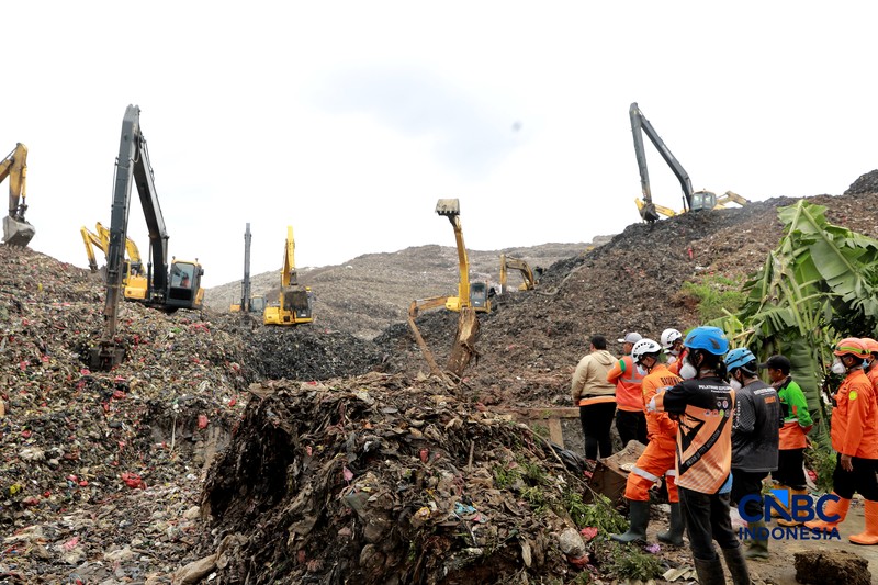 Petugas mengoperasikan alat berat saat melakukan pencarian korban longsor gunungan sampah di Tempat Pengolahan Sampah Terpadu (TPST) Bantargebang, Bekasi, Jawa Barat, Senin (9/3/2026). (CNBC Indonesia/Muhammad Sabki)