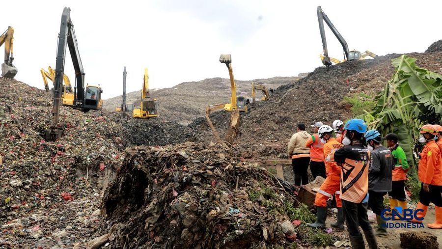 Petugas mengoperasikan alat berat saat melakukan pencarian korban longsor gunungan sampah di Tempat Pengolahan Sampah Terpadu (TPST) Bantargebang, Bekasi, Jawa Barat, Senin (9/3/2026). (CNBC Indonesia/Muhammad Sabki)