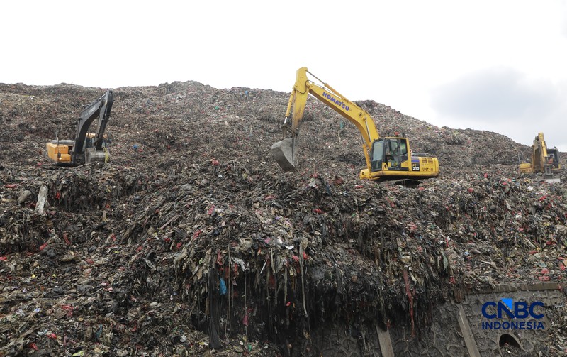 Petugas mengoperasikan alat berat saat melakukan pencarian korban longsor gunungan sampah di Tempat Pengolahan Sampah Terpadu (TPST) Bantargebang, Bekasi, Jawa Barat, Senin (9/3/2026). (CNBC Indonesia/Muhammad Sabki)