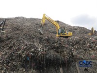 Petugas mengoperasikan alat berat saat melakukan pencarian korban longsor gunungan sampah di Tempat Pengolahan Sampah Terpadu (TPST) Bantargebang, Bekasi, Jawa Barat, Senin (9/3/2026). (CNBC Indonesia/Muhammad Sabki)