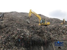 Petugas mengoperasikan alat berat saat melakukan pencarian korban longsor gunungan sampah di Tempat Pengolahan Sampah Terpadu (TPST) Bantargebang, Bekasi, Jawa Barat, Senin (9/3/2026). (CNBC Indonesia/Muhammad Sabki)
