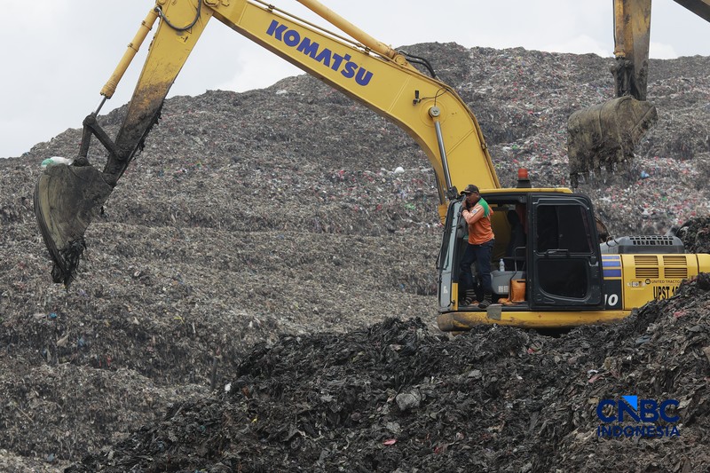 Petugas mengoperasikan alat berat saat melakukan pencarian korban longsor gunungan sampah di Tempat Pengolahan Sampah Terpadu (TPST) Bantargebang, Bekasi, Jawa Barat, Senin (9/3/2026). (CNBC Indonesia/Muhammad Sabki)