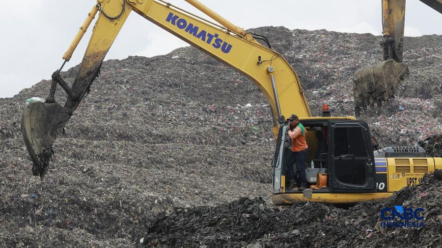 Petugas mengoperasikan alat berat saat melakukan pencarian korban longsor gunungan sampah di Tempat Pengolahan Sampah Terpadu (TPST) Bantargebang, Bekasi, Jawa Barat, Senin (9/3/2026). (CNBC Indonesia/Muhammad Sabki)