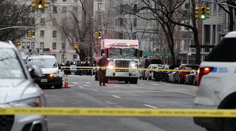 Polisi menyatakan bahwa sebuah alat peledak rakitan yang dilemparkan di dekat demonstrasi anti-Islam di luar kediaman resmi Wali Kota New. (Tangkapan Layar Video AFP/AFPTV/Charly TRIBALLEAU)