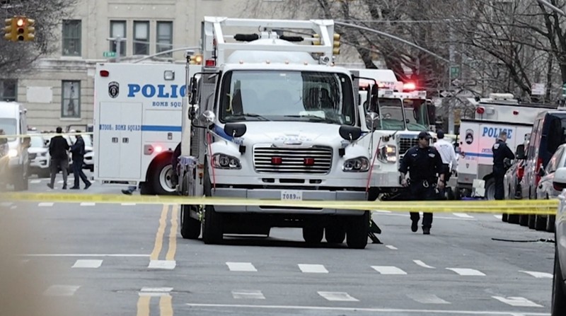 Polisi menyatakan bahwa sebuah alat peledak rakitan yang dilemparkan di dekat demonstrasi anti-Islam di luar kediaman resmi Wali Kota New. (Tangkapan Layar Video AFP/AFPTV/Charly TRIBALLEAU)