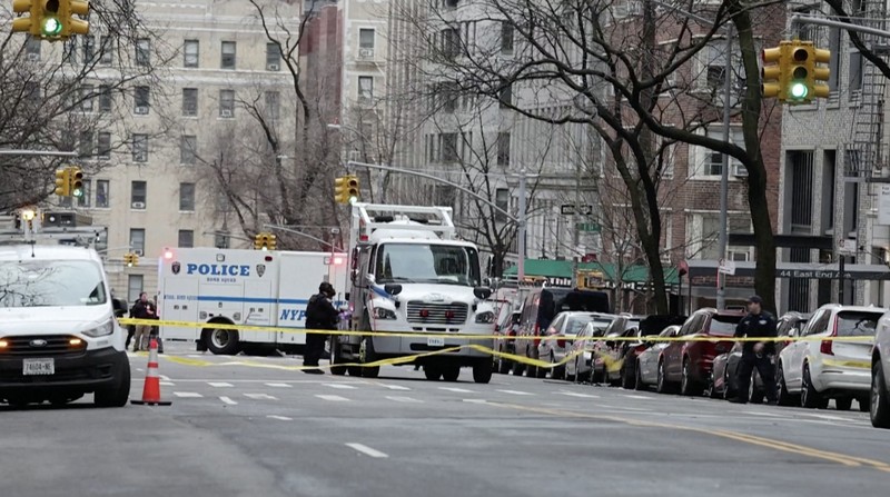 Polisi menyatakan bahwa sebuah alat peledak rakitan yang dilemparkan di dekat demonstrasi anti-Islam di luar kediaman resmi Wali Kota New. (Tangkapan Layar Video AFP/AFPTV/Charly TRIBALLEAU)