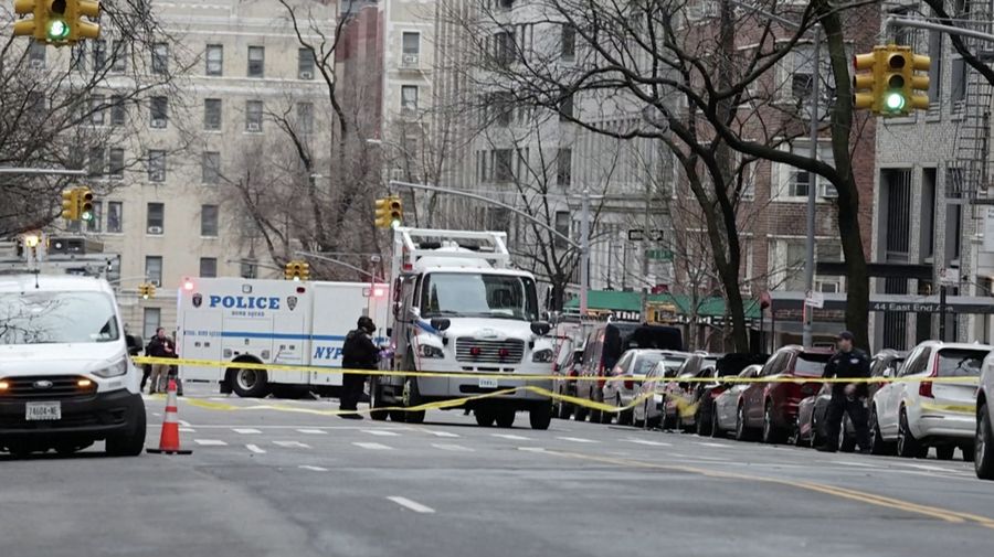 Polisi menyatakan bahwa sebuah alat peledak rakitan yang dilemparkan di dekat demonstrasi anti-Islam di luar kediaman resmi Wali Kota New. (Tangkapan Layar Video AFP/AFPTV/Charly TRIBALLEAU)