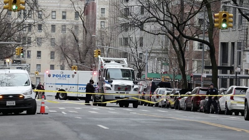 Polisi menyatakan bahwa sebuah alat peledak rakitan yang dilemparkan di dekat demonstrasi anti-Islam di luar kediaman resmi Wali Kota New. (Tangkapan Layar Video AFP/AFPTV/Charly TRIBALLEAU)