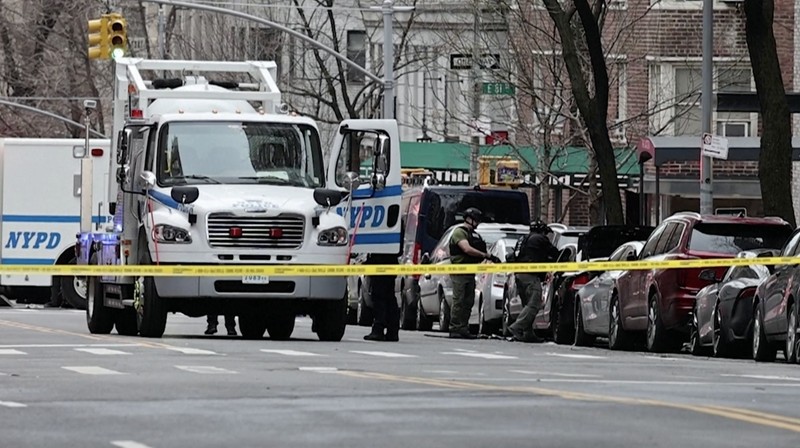 Polisi menyatakan bahwa sebuah alat peledak rakitan yang dilemparkan di dekat demonstrasi anti-Islam di luar kediaman resmi Wali Kota New. (Tangkapan Layar Video AFP/AFPTV/Charly TRIBALLEAU)