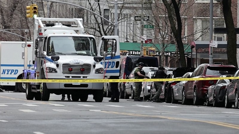 Polisi menyatakan bahwa sebuah alat peledak rakitan yang dilemparkan di dekat demonstrasi anti-Islam di luar kediaman resmi Wali Kota New. (Tangkapan Layar Video AFP/AFPTV/Charly TRIBALLEAU)