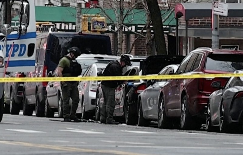 Polisi menyatakan bahwa sebuah alat peledak rakitan yang dilemparkan di dekat demonstrasi anti-Islam di luar kediaman resmi Wali Kota New. (Tangkapan Layar Video AFP/AFPTV/Charly TRIBALLEAU)
