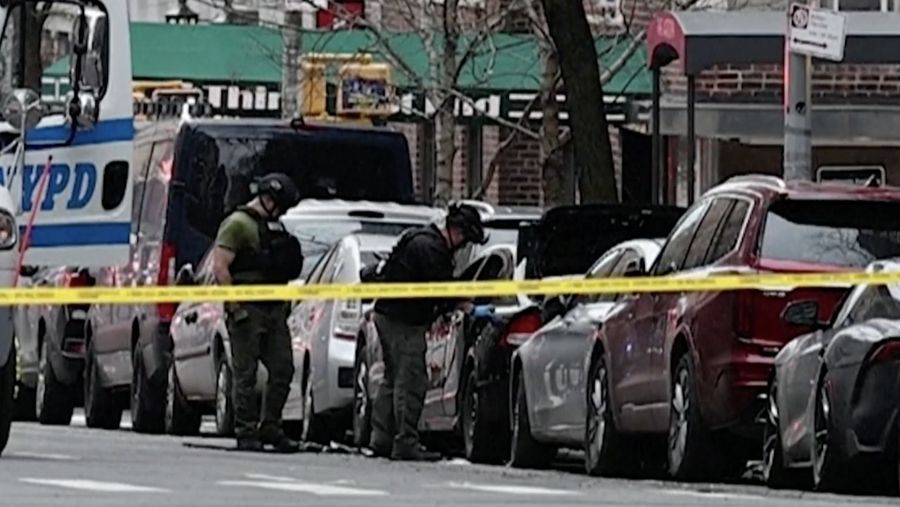 Polisi menyatakan bahwa sebuah alat peledak rakitan yang dilemparkan di dekat demonstrasi anti-Islam di luar kediaman resmi Wali Kota New. (Tangkapan Layar Video AFP/AFPTV/Charly TRIBALLEAU)