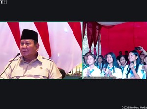 Prabowo Beri Siswi Nias Kans Kuliah: Belajar yang Benar, Jangan Pacaran Dulu