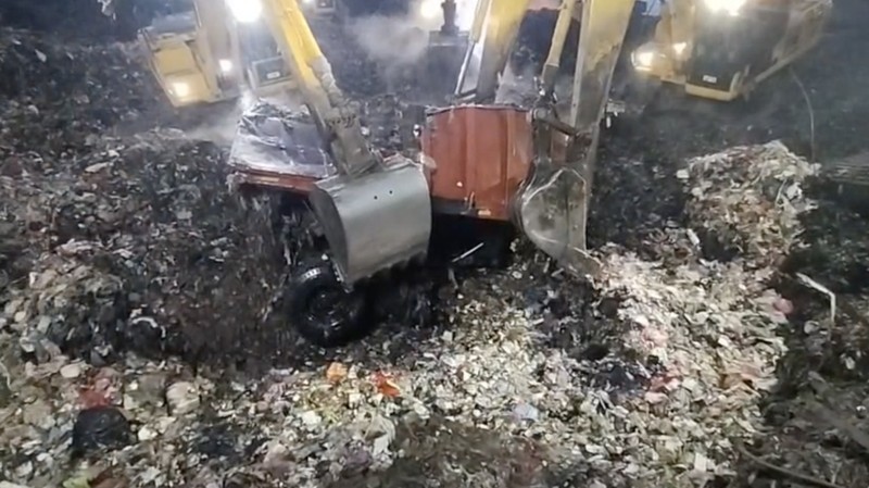 Longsor gunungan sampah setinggi 50 meter di Zona IV TPST Bantar Gebang, Bekasi, Minggu, (8/3/2026). (Dok. Kemenlh)