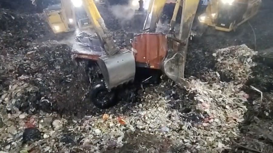 Longsor gunungan sampah setinggi 50 meter di Zona IV TPST Bantar Gebang, Bekasi, Minggu, (8/3/2026). (Dok. Kemenlh)