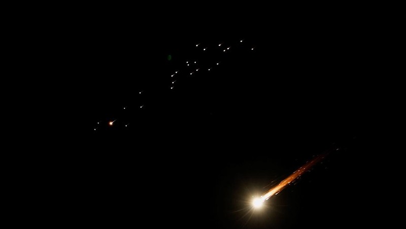 Rudal-rudal Iran melesat menuju Israel, di tengah konflik AS-Israel dengan Iran, seperti terlihat dari Hebron, di Tepi Barat yang diduduki Israel, 9 Maret 2026. (REUTERS/Mussa Qawasma)