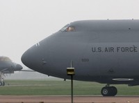 Sebuah pesawat Lockheed C-5 Galaxy milik Angkatan Udara Amerika Serikat (USAF) melintas di dekat pesawat pembom B-1B USAF di pangkalan udara RAF Fairford, yang digunakan oleh USAF, di tengah konflik AS-Israel dengan Iran, di Fairford, Inggris, 8 Mare
