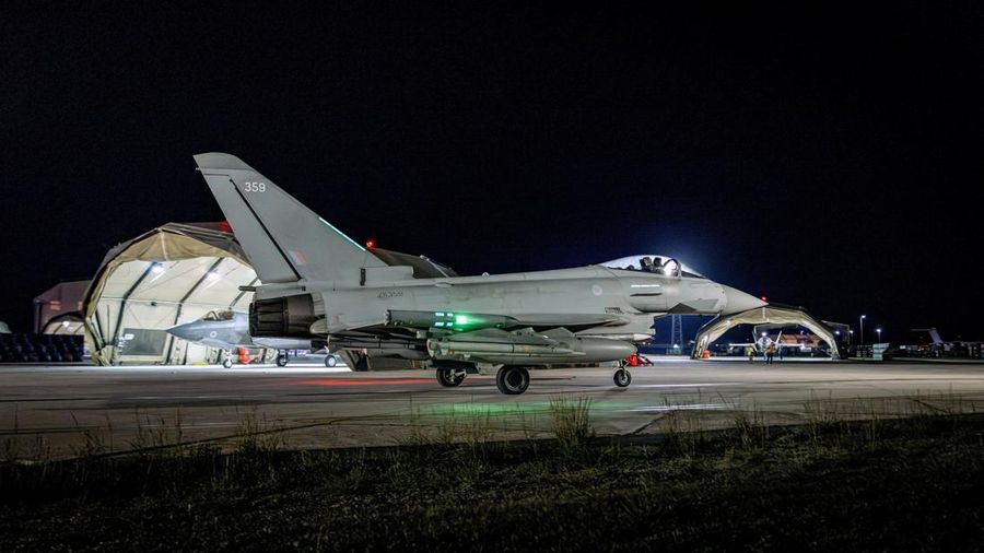 Sebuah pesawat Boeing C-17A Globemaster milik Angkatan Udara Amerika Serikat (USAF) mendarat di belakang pesawat pembom B-1B USAF yang diparkir di samping landasan pacu di pangkalan udara RAF Fairford, yang digunakan oleh USAF, di tengah konflik AS-Israel dengan Iran, di Fairford, Inggris, 8 Maret 2026. (REUTERS/Toby Melville)