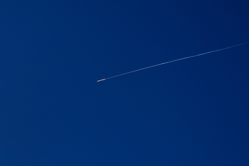 Rudal-rudal Iran melesat menuju Israel, di tengah konflik AS-Israel dengan Iran, seperti terlihat dari Hebron, di Tepi Barat yang diduduki Israel, 9 Maret 2026. (REUTERS/Mussa Qawasma)