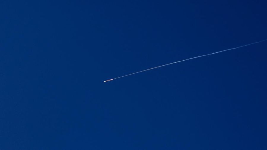 Rudal-rudal Iran melesat menuju Israel, di tengah konflik AS-Israel dengan Iran, seperti terlihat dari Hebron, di Tepi Barat yang diduduki Israel, 9 Maret 2026. (REUTERS/Mussa Qawasma)