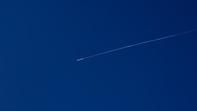 Rudal-rudal Iran melesat menuju Israel, di tengah konflik AS-Israel dengan Iran, seperti terlihat dari Hebron, di Tepi Barat yang diduduki Israel, 9 Maret 2026. (REUTERS/Mussa Qawasma)