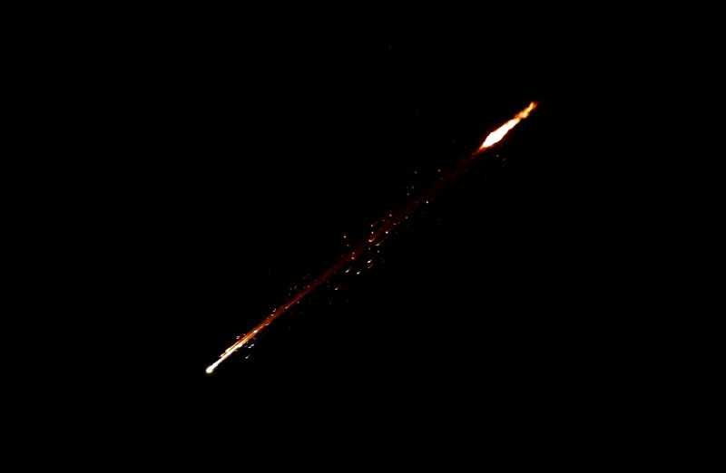 Rudal-rudal Iran melesat menuju Israel, di tengah konflik AS-Israel dengan Iran, seperti terlihat dari Hebron, di Tepi Barat yang diduduki Israel, 9 Maret 2026. (REUTERS/Mussa Qawasma)