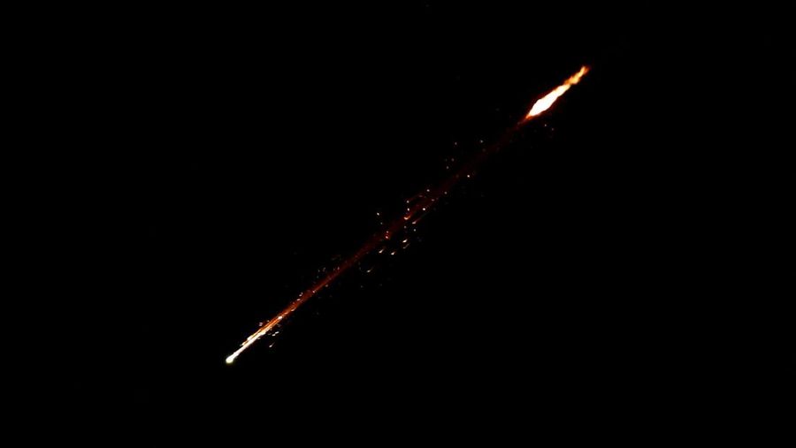 Rudal-rudal Iran melesat menuju Israel, di tengah konflik AS-Israel dengan Iran, seperti terlihat dari Hebron, di Tepi Barat yang diduduki Israel, 9 Maret 2026. (REUTERS/Mussa Qawasma)