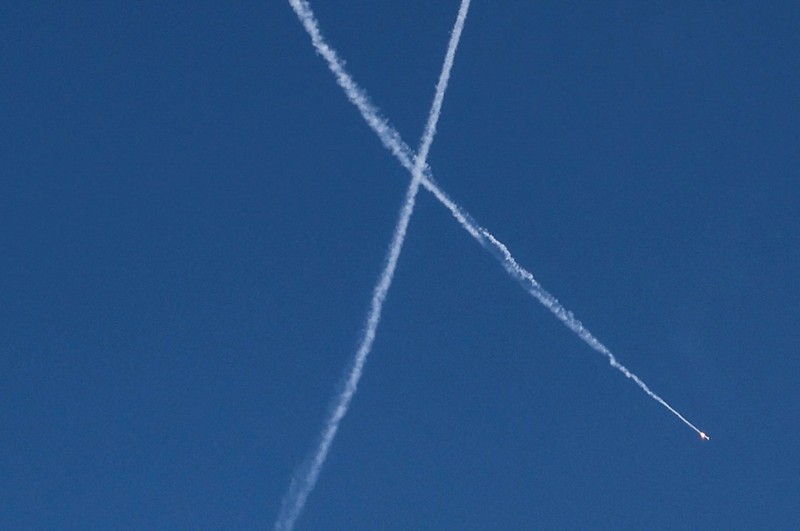 Rudal-rudal Iran melesat menuju Israel, di tengah konflik AS-Israel dengan Iran, seperti terlihat dari Hebron, di Tepi Barat yang diduduki Israel, 9 Maret 2026. (REUTERS/Mussa Qawasma)