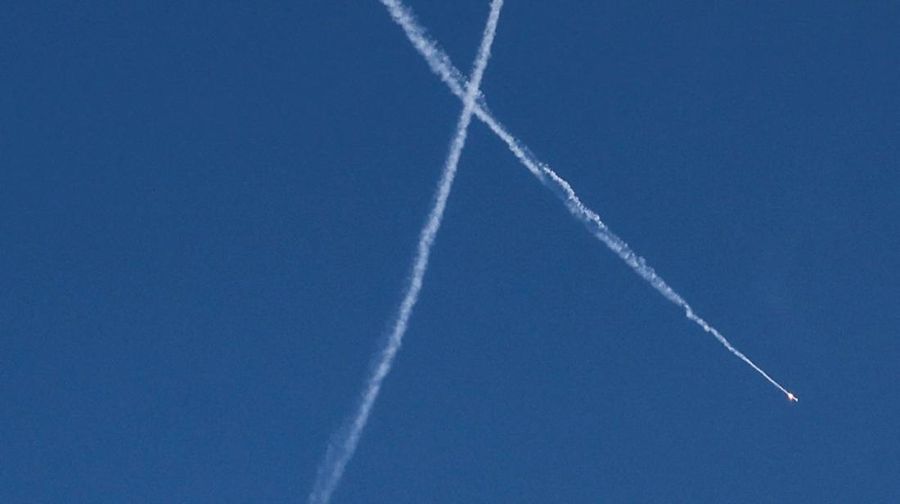 Rudal-rudal Iran melesat menuju Israel, di tengah konflik AS-Israel dengan Iran, seperti terlihat dari Hebron, di Tepi Barat yang diduduki Israel, 9 Maret 2026. (REUTERS/Mussa Qawasma)