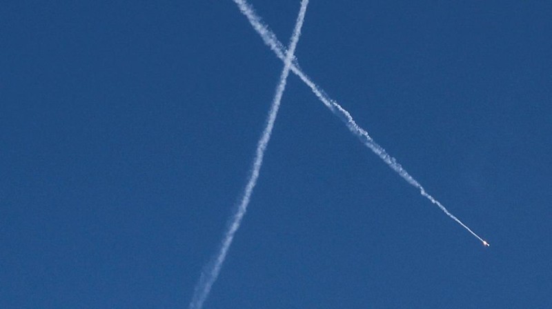 Rudal-rudal Iran melesat menuju Israel, di tengah konflik AS-Israel dengan Iran, seperti terlihat dari Hebron, di Tepi Barat yang diduduki Israel, 9 Maret 2026. (REUTERS/Mussa Qawasma)