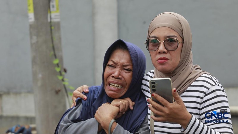 Sejumlah petugas mengevakuasi jenazah dengan kantung saat melakukan pencarian korban longsor gunungan sampah di Tempat Pengolahan Sampah Terpadu (TPST) Bantargebang, Bekasi, Jawa Barat, Senin (9/3/2026). (CNBC Indonesia/Muhammad Sabki)