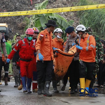 Pecah Tangis Keluarga Korban Tertindih Longsor Sampah Bantar Gebang