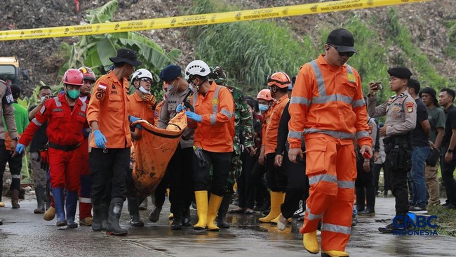Pecah Tangis Keluarga Korban Tertindih Longsor Sampah Bantar Gebang
