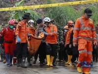 Pecah Tangis Keluarga Korban Tertindih Longsor Sampah Bantar Gebang