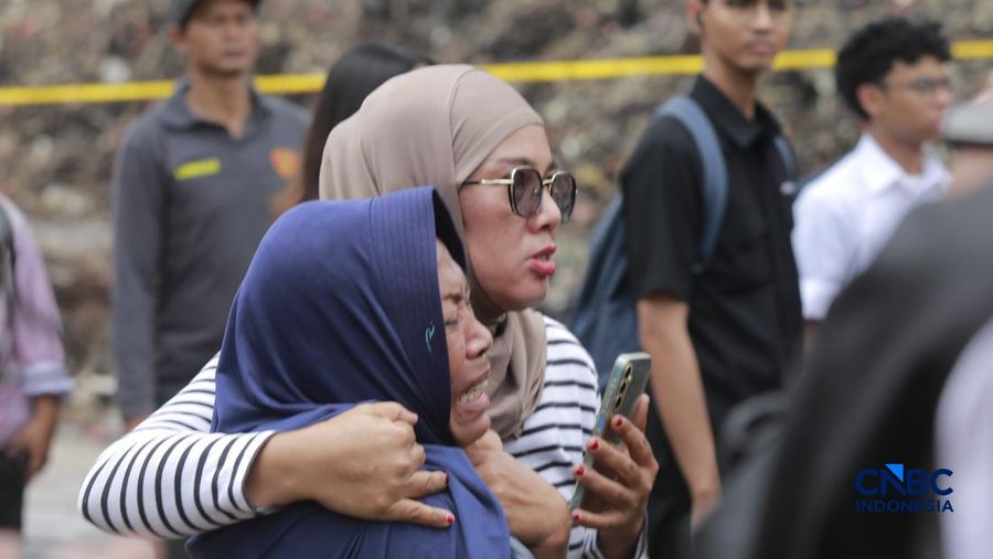 Sejumlah petugas mengevakuasi jenazah dengan kantung saat melakukan pencarian korban longsor gunungan sampah di Tempat Pengolahan Sampah Terpadu (TPST) Bantargebang, Bekasi, Jawa Barat, Senin (9/3/2026). (CNBC Indonesia/Muhammad Sabki)