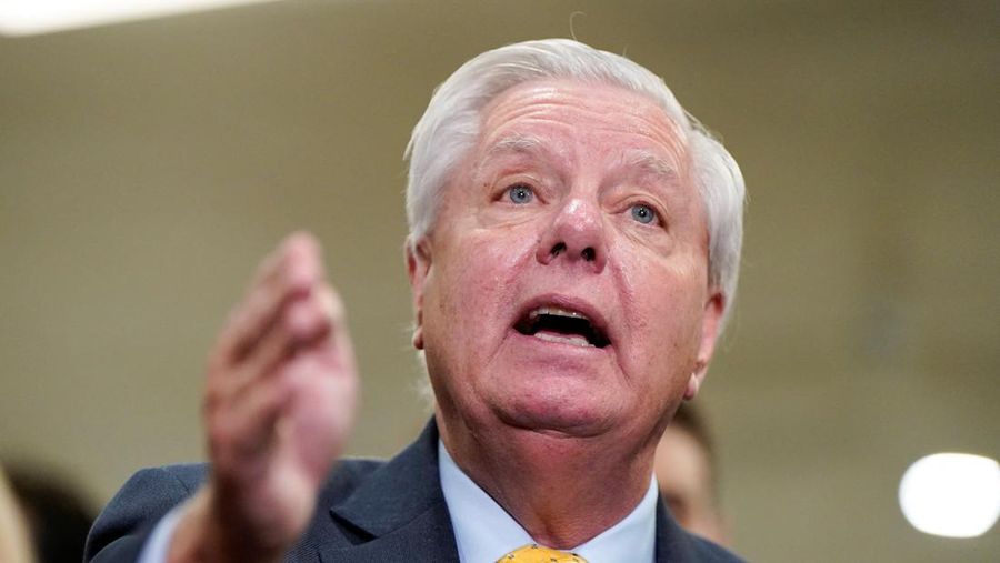 Senator AS Lindsey Graham (R-SC) berbicara kepada wartawan, pada hari pengarahan rahasia untuk seluruh Senat dan Dewan Perwakilan Rakyat AS tentang situasi di Iran, di Capitol Hill di Washington, D.C., AS, 3 Maret 2026. (REUTERS/Elizabeth Frantz)