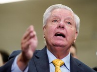 Senator AS Lindsey Graham (R-SC) berbicara kepada wartawan, pada hari pengarahan rahasia untuk seluruh Senat dan Dewan Perwakilan Rakyat AS tentang situasi di Iran, di Capitol Hill di Washington, D.C., AS, 3 Maret 2026. (REUTERS/Elizabeth Frantz)