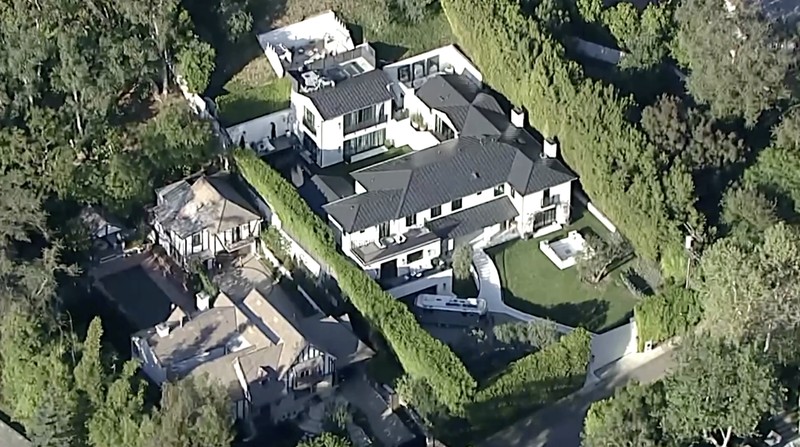 Seorang wanita melepaskan sejumlah tembakan ke arah rumah penyanyi pop dunia Rihanna di Beverly Hills pada Minggu (8/3/2026), dan satu peluru dilaporkan menembus dinding rumah tersebut. (Tangkapan Layar Video Reutes/ABC AFFILIATE KABC)