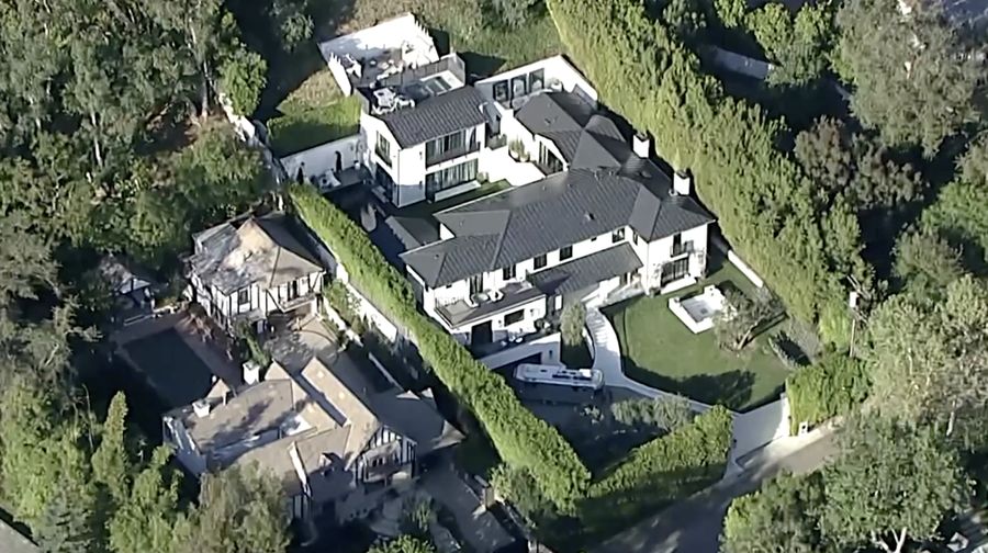 Seorang wanita melepaskan sejumlah tembakan ke arah rumah penyanyi pop dunia Rihanna di Beverly Hills pada Minggu (8/3/2026), dan satu peluru dilaporkan menembus dinding rumah tersebut. (Tangkapan Layar Video Reutes/ABC AFFILIATE KABC)