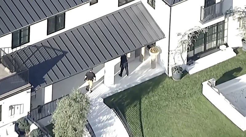 Seorang wanita melepaskan sejumlah tembakan ke arah rumah penyanyi pop dunia Rihanna di Beverly Hills pada Minggu (8/3/2026), dan satu peluru dilaporkan menembus dinding rumah tersebut. (Tangkapan Layar Video Reutes/ABC AFFILIATE KABC)