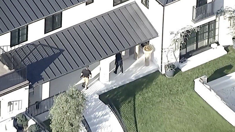 Seorang wanita melepaskan sejumlah tembakan ke arah rumah penyanyi pop dunia Rihanna di Beverly Hills pada Minggu (8/3/2026), dan satu peluru dilaporkan menembus dinding rumah tersebut. (Tangkapan Layar Video Reutes/ABC AFFILIATE KABC)