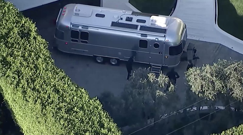 Seorang wanita melepaskan sejumlah tembakan ke arah rumah penyanyi pop dunia Rihanna di Beverly Hills pada Minggu (8/3/2026), dan satu peluru dilaporkan menembus dinding rumah tersebut. (Tangkapan Layar Video Reutes/ABC AFFILIATE KABC)