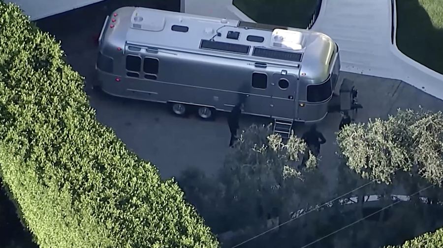 Seorang wanita melepaskan sejumlah tembakan ke arah rumah penyanyi pop dunia Rihanna di Beverly Hills pada Minggu (8/3/2026), dan satu peluru dilaporkan menembus dinding rumah tersebut. (Tangkapan Layar Video Reutes/ABC AFFILIATE KABC)