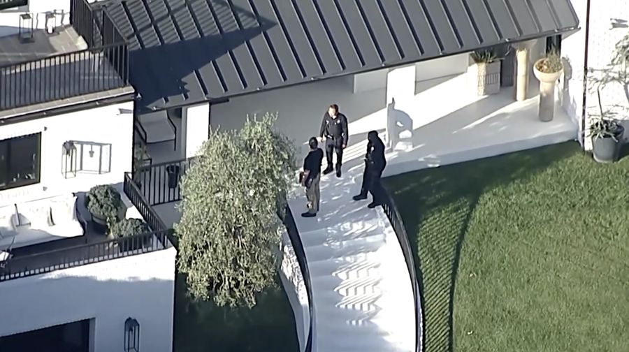 Seorang wanita melepaskan sejumlah tembakan ke arah rumah penyanyi pop dunia Rihanna di Beverly Hills pada Minggu (8/3/2026), dan satu peluru dilaporkan menembus dinding rumah tersebut. (Tangkapan Layar Video Reutes/ABC AFFILIATE KABC)