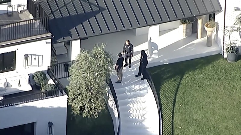 Seorang wanita melepaskan sejumlah tembakan ke arah rumah penyanyi pop dunia Rihanna di Beverly Hills pada Minggu (8/3/2026), dan satu peluru dilaporkan menembus dinding rumah tersebut. (Tangkapan Layar Video Reutes/ABC AFFILIATE KABC)