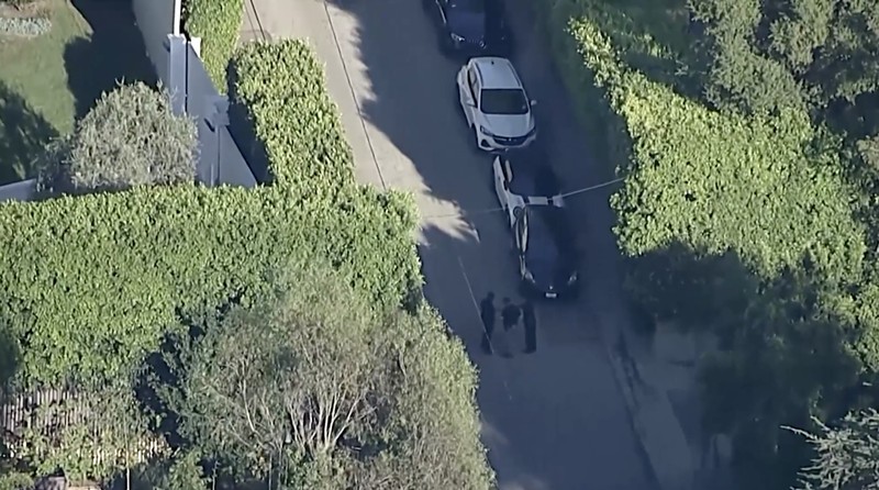 Seorang wanita melepaskan sejumlah tembakan ke arah rumah penyanyi pop dunia Rihanna di Beverly Hills pada Minggu (8/3/2026), dan satu peluru dilaporkan menembus dinding rumah tersebut. (Tangkapan Layar Video Reutes/ABC AFFILIATE KABC)