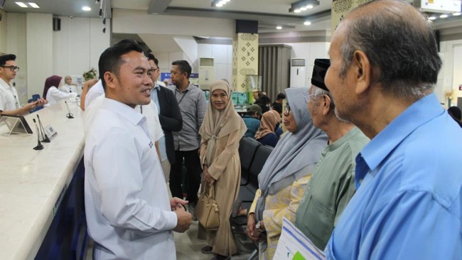 Komisaris Independen TASPEN Tinjau Langsung Penyerahan THR di Makassar